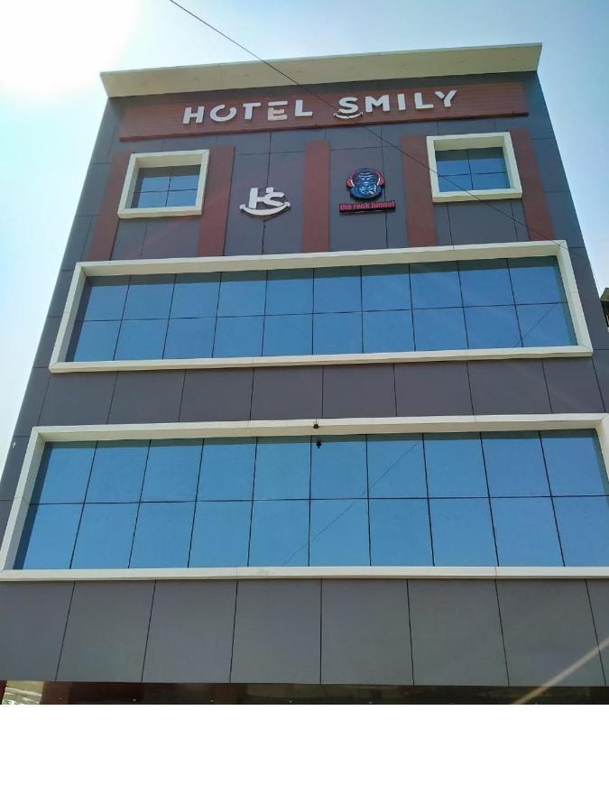 Hotel Smily Ludhiana Zewnętrze zdjęcie